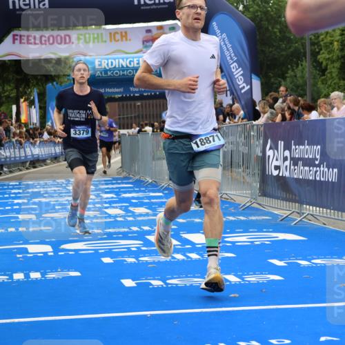 29.06.2025 - hella hamburg halbmarathon Strokosch-Dieckow http://msf.ph/oto/8354413 29.06.2025 10:30:47 Ziel 3379, 7055, 7481, 7880, 9381, 9508, 18871 meine-sportfotos.de