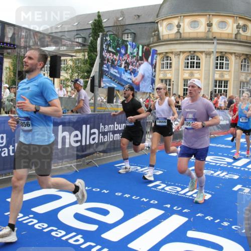 29.06.2025 - hella hamburg halbmarathon Michael Strokosch http://msf.ph/oto/8354481 29.06.2025 10:53:42 Ziel 1030, 1502, 1783, 2058, 2082, 2630, 3399, 3819, 5399, 6628, 6762, 10549, 10895, 11588, 11589, 11604, 12632, 13865, 14702, 15061, 15441, 15856, 16092, 17482, 18143, 18514, 18666, 18715 meine-sportfotos.de