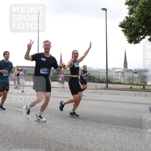 29.06.2025 - hella hamburg halbmarathon Lena Gebhardt http://msf.ph/oto/8354514 29.06.2025 10:38:53 Lombardsbrücke 18504, 16346, 16181, 56, 1232, 1390, 1451, 1721, 2151, 2524, 2534, 2571, 2574, 2576, 2660, 2693, 2998, 3216, 3307, 3323, 3726, 3745, 3841, 3927, 4028, 4139, 4155, 4159, 4257, 4259, 4260, 4316, 4320, 4410, 4883, 4964, 5085, 5089, 5155, 5617, 5684, 5913, 6062, 6112, 6611, 6695, 6696, 6875, 7117, 7148, 7263, 7371, 7561, 7589, 7692, 7815, 7849, 8367, 8457, 8783, 9708, 9974, 9977, 10072, 10315, 10554, 13060 meine-sportfotos.de