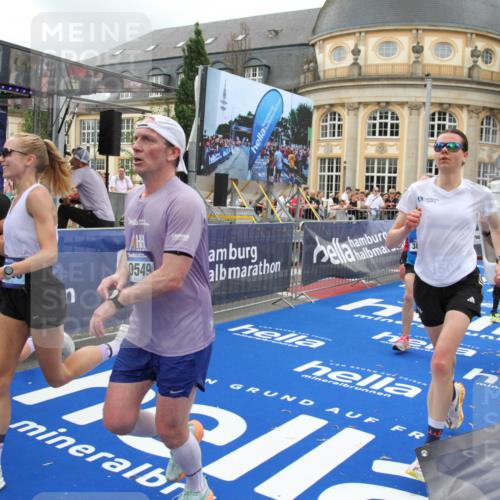 29.06.2025 - hella hamburg halbmarathon Michael Strokosch http://msf.ph/oto/8354542 29.06.2025 10:53:43 Ziel 1502, 2058, 2082, 2518, 2630, 3399, 3819, 5399, 6762, 10549, 10895, 11588, 11589, 11604, 12632, 13865, 14702, 14818, 15061, 15441, 15856, 16092, 17482, 18143, 18514, 18666, 18715 meine-sportfotos.de