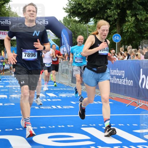 29.06.2025 - hella hamburg halbmarathon Strokosch-Dieckow http://msf.ph/oto/8354575 29.06.2025 10:52:18 Ziel 4140, 4419, 4587, 4837, 5032, 5087, 5482, 6164, 7896, 9074, 9876, 12135, 13015, 13211, 13707, 14300, 15144, 15275, 15446, 16003, 16591, 17130, 17773, 17997, 18475 meine-sportfotos.de