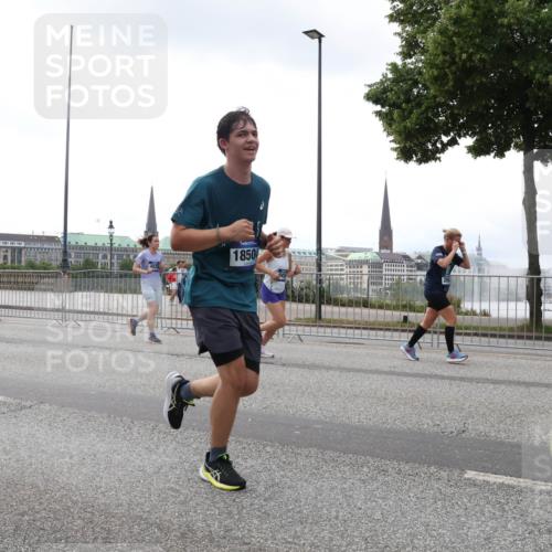 29.06.2025 - hella hamburg halbmarathon Lena Gebhardt http://msf.ph/oto/8354718 29.06.2025 10:38:54 Lombardsbrücke 12028, 1850, 56, 1232, 1390, 1451, 1721, 1760, 2151, 2524, 2534, 2571, 2574, 2576, 2660, 2693, 2998, 3216, 3307, 3323, 3726, 3745, 3841, 3927, 4028, 4139, 4155, 4257, 4259, 4260, 4316, 4320, 4410, 4964, 5085, 5089, 5155, 5617, 5684, 5913, 6062, 6112, 6611, 6695, 6696, 6875, 7117, 7148, 7263, 7371, 7561, 7589, 7692, 7815, 7849, 8367, 8457, 8783, 9708, 9974, 9977, 10001, 10072, 10315, 10554, 13060 meine-sportfotos.de