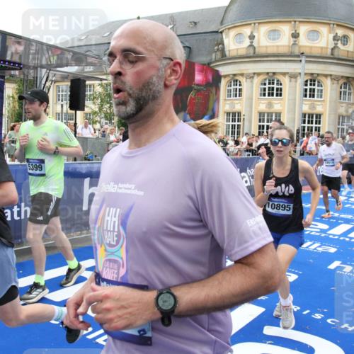 29.06.2025 - hella hamburg halbmarathon Michael Strokosch http://msf.ph/oto/8354768 29.06.2025 10:53:47 Ziel 1422, 2058, 2082, 2518, 5399, 5607, 6877, 7177, 8285, 8335, 10529, 10895, 11588, 11589, 11604, 13865, 14702, 14818, 15061, 15441, 16092, 17482, 17740, 18143, 18249, 18514 meine-sportfotos.de