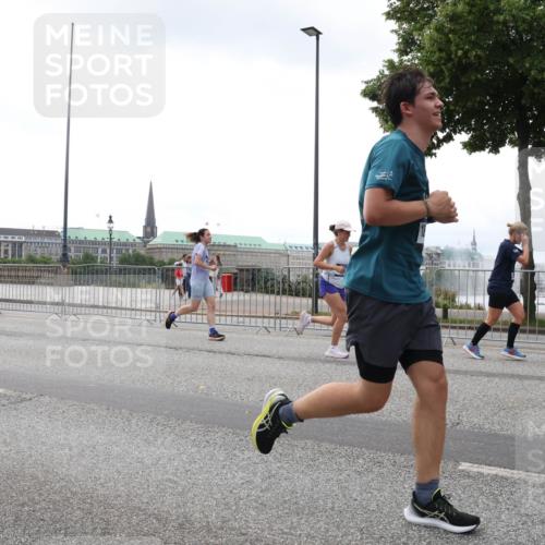 29.06.2025 - hella hamburg halbmarathon Lena Gebhardt http://msf.ph/oto/8354790 29.06.2025 10:38:55 Lombardsbrücke 12028, 56, 1232, 1390, 1451, 1721, 1760, 2524, 2534, 2571, 2574, 2576, 2660, 2693, 2893, 2998, 3216, 3307, 3323, 3726, 3745, 3927, 4028, 4139, 4155, 4257, 4259, 4260, 4316, 4320, 4410, 4964, 5085, 5089, 5155, 5617, 5684, 5913, 6062, 6112, 6611, 6695, 6696, 6875, 7117, 7148, 7263, 7371, 7561, 7589, 7692, 7815, 7849, 8367, 8457, 8783, 9446, 9708, 9974, 9977, 10001, 10072, 10315, 10554, 13060 meine-sportfotos.de