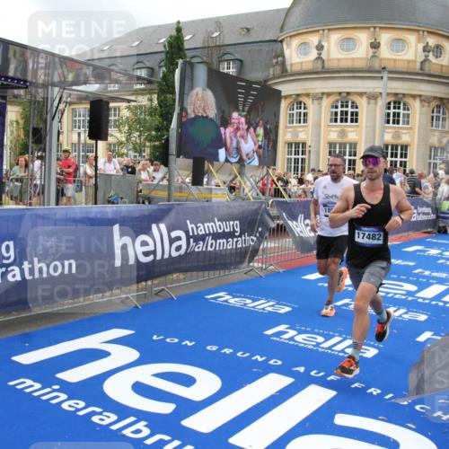 29.06.2025 - hella hamburg halbmarathon Michael Strokosch http://msf.ph/oto/8354822 29.06.2025 10:53:48 Ziel 1422, 2058, 2082, 2518, 5399, 5607, 6260, 6877, 7177, 8285, 8335, 9922, 10529, 10895, 11588, 11589, 11604, 14702, 14818, 15441, 15502, 16092, 17482, 17740, 18143, 18249, 18487, 18514, 18759 meine-sportfotos.de