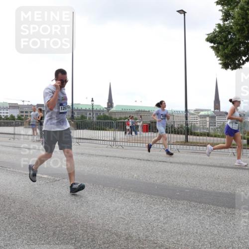 29.06.2025 - hella hamburg halbmarathon Lena Gebhardt http://msf.ph/oto/8354878 29.06.2025 10:38:55 Lombardsbrücke 11059, 1202, 56, 1232, 1390, 1451, 1721, 1760, 2524, 2534, 2571, 2574, 2576, 2660, 2693, 2893, 2998, 3216, 3307, 3323, 3726, 3745, 3927, 4028, 4139, 4155, 4257, 4259, 4260, 4316, 4320, 4410, 4964, 5085, 5089, 5155, 5617, 5684, 5913, 6062, 6112, 6611, 6695, 6696, 6875, 7117, 7148, 7263, 7371, 7561, 7589, 7692, 7815, 7849, 8367, 8457, 8783, 9446, 9708, 9974, 9977, 10001, 10072, 10315, 10554, 13060 meine-sportfotos.de
