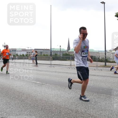 29.06.2025 - hella hamburg halbmarathon Lena Gebhardt http://msf.ph/oto/8354930 29.06.2025 10:38:55 Lombardsbrücke 11059, 17333, 12028, 56, 1232, 1390, 1451, 1721, 1760, 2524, 2534, 2571, 2574, 2576, 2660, 2693, 2893, 2998, 3216, 3307, 3323, 3726, 3745, 3927, 4028, 4139, 4155, 4257, 4259, 4260, 4316, 4320, 4410, 4964, 5085, 5089, 5155, 5617, 5684, 5913, 6062, 6112, 6611, 6695, 6696, 6875, 7117, 7148, 7263, 7371, 7561, 7589, 7692, 7815, 7849, 8367, 8457, 8783, 9446, 9708, 9974, 9977, 10001, 10072, 10315, 10554, 13060 meine-sportfotos.de