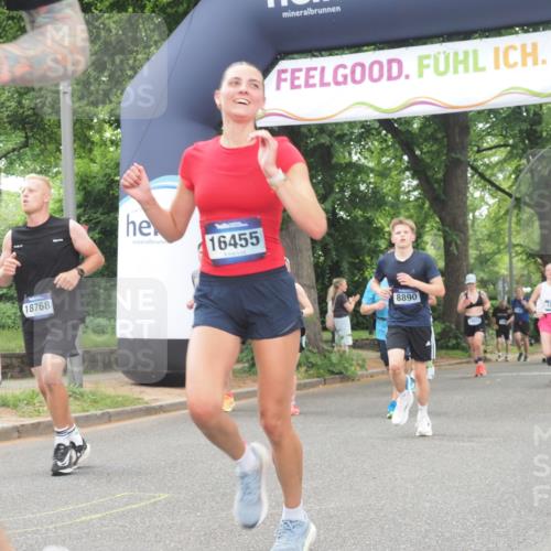 29.06.2025 - hella hamburg halbmarathon KatJ http://msf.ph/oto/8354937 29.06.2025 10:51:39 Zwischen KM18-KM19 1863, 3039, 3182, 3248, 6100, 6174 meine-sportfotos.de