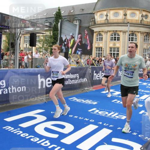 29.06.2025 - hella hamburg halbmarathon Michael Strokosch http://msf.ph/oto/8354961 29.06.2025 10:53:50 Ziel 1422, 2082, 2518, 5607, 6260, 6877, 7177, 8285, 8335, 9922, 10529, 10891, 14026, 14702, 14818, 15502, 17482, 17740, 18249, 18487, 18514, 18759 meine-sportfotos.de
