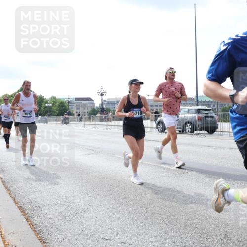 29.06.2025 - hella hamburg halbmarathon Lena Gebhardt http://msf.ph/oto/8355000 29.06.2025 10:13:53 Lombardsbrücke 11441, 10977, 5719, 45, 4001, 1131, 1194, 1480, 1890, 2055, 2359, 2721, 2904, 2987, 4001, 4032, 4795, 4950, 4962, 5232, 5546, 5631, 5719, 6026, 6287, 6710, 6717, 6724, 7446, 7447, 7460, 7462, 7913, 8057, 8279, 8673, 9128, 9612, 9631, 9886, 10442, 10443, 10977, 11441, 11987, 12313, 12797, 12928, 12929, 12938, 13331, 13788, 13928, 15085, 15482, 15663, 15721, 15722, 15840, 16491, 17439, 17472, 17985, 18041, 18222, 18231, 18236, 18239 meine-sportfotos.de