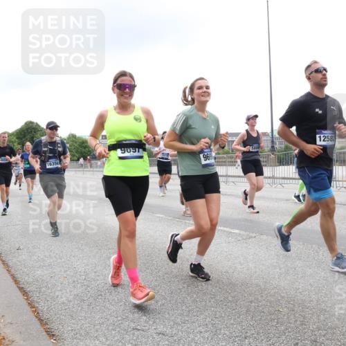 29.06.2025 - hella hamburg halbmarathon Lena Gebhardt http://msf.ph/oto/8355054 29.06.2025 10:48:03 Lombardsbrücke 4856, 16356, 9697, 15730, 969, 12582, 5714, 1045, 1157, 1174, 1175, 1246, 1392, 1618, 1639, 1645, 1701, 1926, 2037, 2163, 2197, 2418, 2491, 2545, 2650, 2704, 2756, 2790, 2882, 2958, 3049, 3320, 3468, 3504, 3679, 3933, 4327, 4423, 4588, 4856, 5585, 5781, 5886, 5952, 6143, 7240, 7393, 7394, 7427, 7532, 7916, 7970, 8077, 8310, 8521, 8550, 8774, 9356, 9687, 9696, 9697, 9775, 9921, 10145, 10658, 10777, 10794, 10991, 11548, 11742, 11781, 11802, 11909, 12431 meine-sportfotos.de
