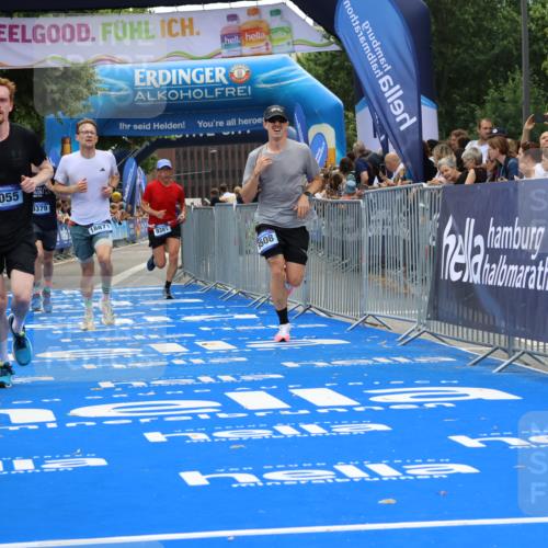 29.06.2025 - hella hamburg halbmarathon Strokosch-Dieckow http://msf.ph/oto/8355122 29.06.2025 10:30:44 Ziel 3379, 7055, 7481, 7880, 9381, 9508, 17322, 18235, 18871 meine-sportfotos.de