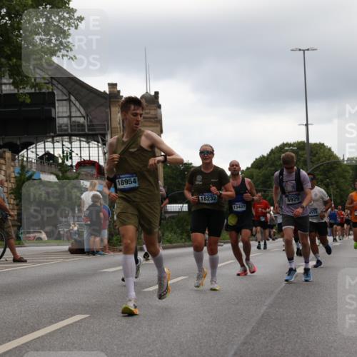 29.06.2025 - hella hamburg halbmarathon Yannick Fuchs http://msf.ph/oto/8355352 29.06.2025 10:52:59 20KM 1285, 1642, 1946, 1951, 2006, 2027, 2584, 2677, 2855, 2957, 2978, 3181, 3983, 4088, 4592, 5084, 5347, 5633, 6202, 6208, 6636, 6860, 6997, 7223, 7476, 8290, 8392, 8929, 9156, 9353, 9655, 10036, 10759, 10915, 10943, 12633, 13407, 14375, 14631, 14914, 15240, 15263, 15824, 16160, 16206, 16341, 16563, 16922, 16924, 17017, 17346, 17782, 17810, 17852, 17931, 18112, 18153, 18232, 18266, 18327, 18556, 18730, 18954 meine-sportfotos.de