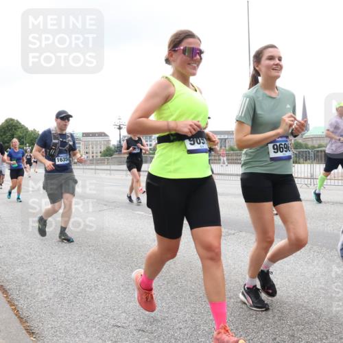 29.06.2025 - hella hamburg halbmarathon Lena Gebhardt http://msf.ph/oto/8355364 29.06.2025 10:48:04 Lombardsbrücke 856, 16356, 909, 9696, 1045, 1157, 1174, 1175, 1246, 1392, 1618, 1639, 1645, 1701, 1926, 2037, 2163, 2197, 2418, 2491, 2545, 2650, 2704, 2756, 2790, 2958, 3049, 3320, 3468, 3504, 3679, 3933, 4327, 4423, 4588, 4856, 5585, 5781, 5886, 5952, 6143, 7240, 7393, 7394, 7427, 7532, 7916, 7970, 8077, 8310, 8521, 8550, 8774, 9356, 9687, 9696, 9697, 9775, 9921, 10145, 10658, 10777, 10794, 10991, 11548, 11742, 11781, 11802, 11909, 12431 meine-sportfotos.de