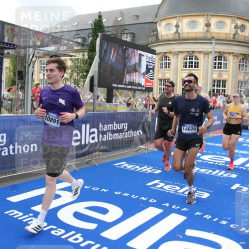 29.06.2025 - hella hamburg halbmarathon Michael Strokosch http://msf.ph/oto/8355374 29.06.2025 10:53:57 Ziel 1706, 1870, 2432, 6260, 6481, 7395, 7918, 7973, 9922, 10891, 11789, 12413, 13032, 13869, 14026, 14175, 15502, 16477, 16538, 18418, 18487, 18759, 18831, 18879, 18915, 19177 meine-sportfotos.de