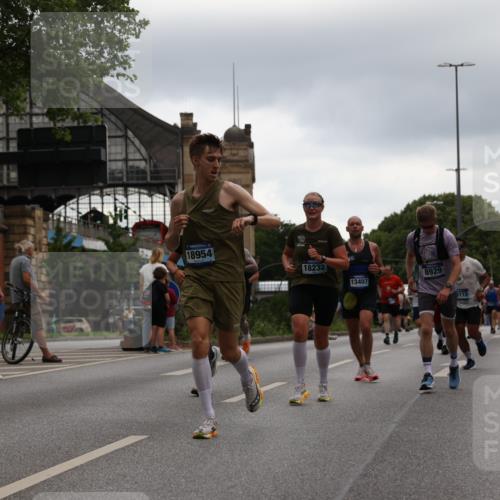 29.06.2025 - hella hamburg halbmarathon Yannick Fuchs http://msf.ph/oto/8355395 29.06.2025 10:52:59 20KM 1285, 1642, 1946, 1951, 2006, 2027, 2584, 2677, 2855, 2957, 2978, 3181, 3983, 4088, 4592, 5084, 5347, 5633, 6202, 6208, 6636, 6860, 6997, 7223, 7476, 8290, 8392, 8929, 9156, 9353, 9655, 10036, 10759, 10915, 10943, 12633, 13407, 14375, 14631, 14914, 15240, 15263, 15824, 16160, 16206, 16341, 16563, 16922, 16924, 17017, 17346, 17782, 17810, 17852, 17931, 18112, 18153, 18232, 18266, 18327, 18556, 18730, 18954 meine-sportfotos.de