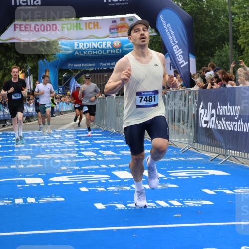 29.06.2025 - hella hamburg halbmarathon Strokosch-Dieckow http://msf.ph/oto/8355428 29.06.2025 10:30:42 Ziel 2851, 3379, 7055, 7481, 9381, 9508, 17322, 18235, 18871 meine-sportfotos.de