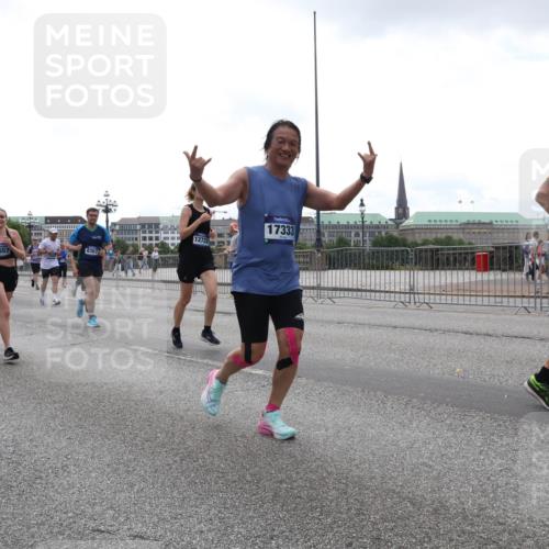 29.06.2025 - hella hamburg halbmarathon Lena Gebhardt http://msf.ph/oto/8355436 29.06.2025 10:38:58 Lombardsbrücke 55, 14557, 8367, 12722, 17333, 11059, 56, 1232, 1390, 1451, 1721, 1760, 2524, 2534, 2571, 2574, 2576, 2660, 2693, 2893, 2998, 3216, 3307, 3323, 3726, 3745, 3927, 4028, 4257, 4259, 4260, 4316, 4320, 4410, 4523, 4659, 4964, 5617, 5684, 5913, 6062, 6112, 6611, 6695, 6696, 6875, 7148, 7263, 7341, 7371, 7506, 7561, 7589, 7692, 7815, 7849, 8243, 8367, 8457, 8783, 9420, 9446, 9708, 9974, 9977, 10001, 10072, 10315, 10516, 10554, 13060 meine-sportfotos.de