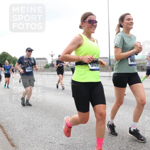 29.06.2025 - hella hamburg halbmarathon Lena Gebhardt http://msf.ph/oto/8355479 29.06.2025 10:48:04 Lombardsbrücke 4856, 16356, 909, 969, 1045, 1157, 1174, 1175, 1246, 1392, 1618, 1639, 1645, 1701, 1926, 2037, 2163, 2197, 2418, 2491, 2545, 2650, 2704, 2756, 2790, 2958, 3049, 3320, 3468, 3504, 3679, 3933, 4327, 4423, 4588, 4856, 5585, 5781, 5886, 5952, 6143, 7240, 7393, 7394, 7427, 7532, 7916, 7970, 8077, 8310, 8521, 8550, 8774, 9356, 9687, 9696, 9697, 9775, 9921, 10145, 10658, 10777, 10794, 10991, 11548, 11742, 11781, 11802, 11909, 12431 meine-sportfotos.de