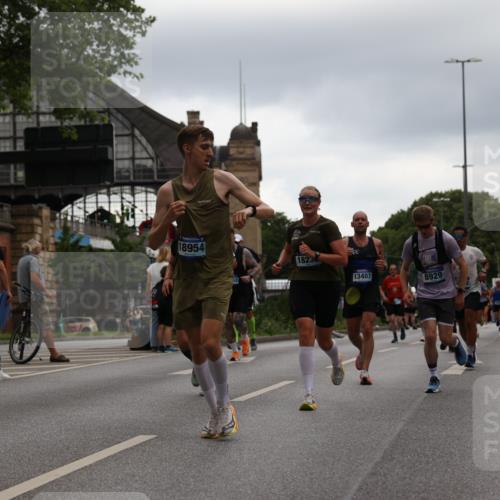29.06.2025 - hella hamburg halbmarathon Yannick Fuchs http://msf.ph/oto/8355487 29.06.2025 10:52:59 20KM 1285, 1642, 1946, 1951, 2006, 2027, 2584, 2677, 2855, 2957, 2978, 3181, 3983, 4088, 4592, 5084, 5347, 5633, 6202, 6208, 6636, 6860, 6997, 7223, 7476, 8290, 8392, 8929, 9156, 9353, 9655, 10036, 10759, 10915, 10943, 12633, 13407, 14375, 14631, 14914, 15240, 15263, 15824, 16160, 16206, 16341, 16563, 16922, 16924, 17017, 17346, 17782, 17810, 17852, 17931, 18112, 18153, 18232, 18266, 18327, 18556, 18730, 18954 meine-sportfotos.de