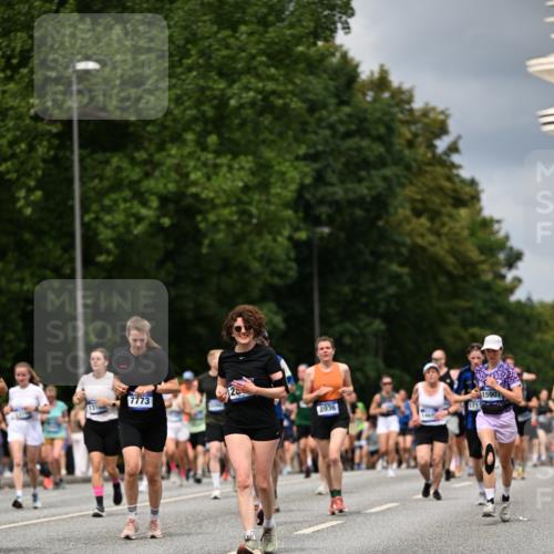 29.06.2025 - hella hamburg halbmarathon Dr. Thomas Lammeyer http://msf.ph/oto/8355499 29.06.2025 10:41:00 Kennedybrücke 1008, 1010, 1253, 1948, 2072, 2811, 3398, 3401, 3428, 3699, 3895, 4245, 5540, 5786, 5789, 5809, 6184, 6359, 6417, 7632, 7773, 8257, 8258, 8581, 8936, 8937, 9432, 9806, 9918, 10123, 10487, 10531, 10577, 10862, 10984 meine-sportfotos.de