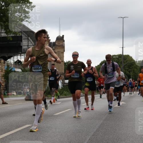 29.06.2025 - hella hamburg halbmarathon Yannick Fuchs http://msf.ph/oto/8355575 29.06.2025 10:52:59 20KM 1285, 1642, 1946, 1951, 2006, 2027, 2584, 2677, 2855, 2957, 2978, 3181, 3983, 4088, 4592, 5084, 5347, 5633, 6202, 6208, 6636, 6860, 6997, 7223, 7476, 8290, 8392, 8929, 9156, 9353, 9655, 10036, 10759, 10915, 10943, 12633, 13407, 14375, 14631, 14914, 15240, 15263, 15824, 16160, 16206, 16341, 16563, 16922, 16924, 17017, 17346, 17782, 17810, 17852, 17931, 18112, 18153, 18232, 18266, 18327, 18556, 18730, 18954 meine-sportfotos.de