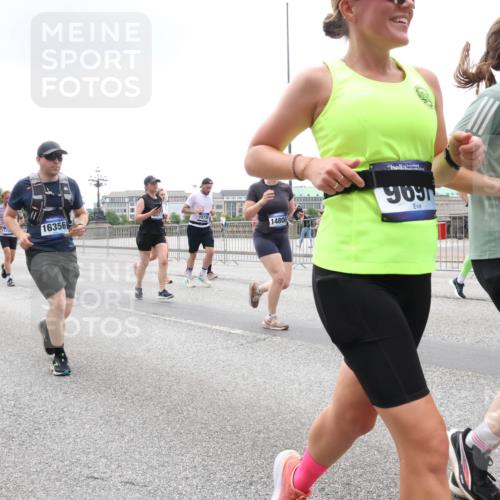 29.06.2025 - hella hamburg halbmarathon Lena Gebhardt http://msf.ph/oto/8355588 29.06.2025 10:48:04 Lombardsbrücke 4856, 507, 16356, 14800, 9091, 1045, 1157, 1174, 1175, 1246, 1392, 1618, 1639, 1645, 1701, 1926, 2037, 2163, 2197, 2418, 2491, 2545, 2650, 2704, 2756, 2790, 2958, 3049, 3320, 3468, 3504, 3679, 3933, 4327, 4423, 4588, 4856, 5585, 5781, 5886, 5952, 6143, 7240, 7393, 7394, 7427, 7532, 7916, 7970, 8077, 8310, 8521, 8550, 8774, 9356, 9687, 9696, 9697, 9775, 9921, 10145, 10658, 10777, 10794, 10991, 11548, 11742, 11781, 11802, 11909, 12431 meine-sportfotos.de