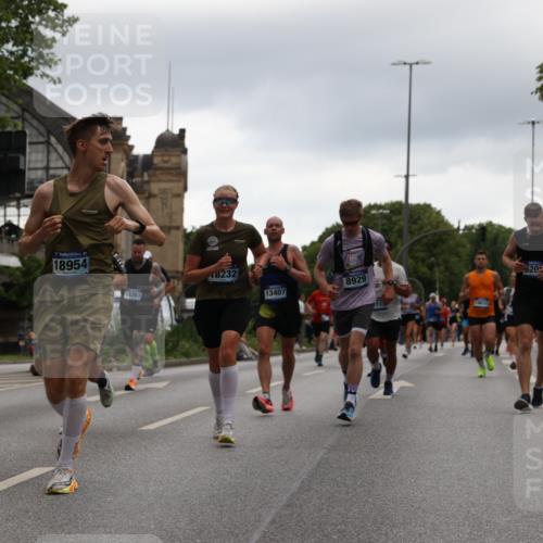 29.06.2025 - hella hamburg halbmarathon Yannick Fuchs http://msf.ph/oto/8355595 29.06.2025 10:52:59 20KM 1285, 1642, 1946, 1951, 2006, 2027, 2584, 2677, 2855, 2957, 2978, 3181, 3983, 4088, 4592, 5084, 5347, 5633, 6202, 6208, 6636, 6860, 6997, 7223, 7476, 8290, 8392, 8929, 9156, 9353, 9655, 10036, 10759, 10915, 10943, 12633, 13407, 14375, 14631, 14914, 15240, 15263, 15824, 16160, 16206, 16341, 16563, 16922, 16924, 17017, 17346, 17782, 17810, 17852, 17931, 18112, 18153, 18232, 18266, 18327, 18556, 18730, 18954 meine-sportfotos.de