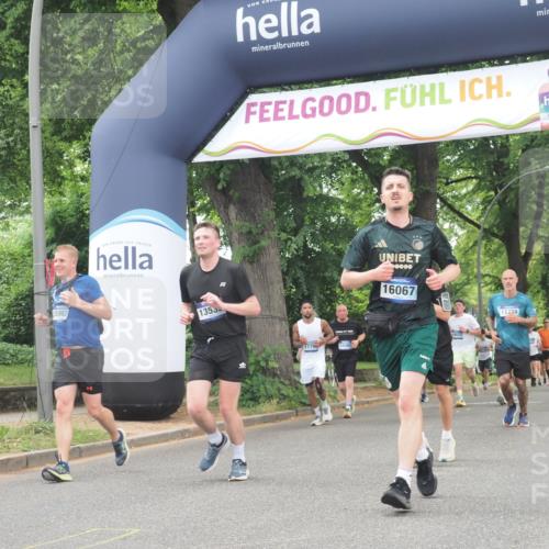 29.06.2025 - hella hamburg halbmarathon KatJ http://msf.ph/oto/8355627 29.06.2025 10:51:46 Zwischen KM18-KM19 1842, 6174, 6714 meine-sportfotos.de