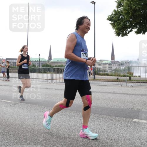 29.06.2025 - hella hamburg halbmarathon Lena Gebhardt http://msf.ph/oto/8355686 29.06.2025 10:38:58 Lombardsbrücke 7263, 8367, 12722, 173, 56, 1232, 1390, 1451, 1721, 1760, 2524, 2534, 2571, 2574, 2576, 2660, 2693, 2893, 2998, 3216, 3307, 3323, 3726, 3745, 3927, 4028, 4257, 4259, 4260, 4316, 4320, 4410, 4523, 4659, 4964, 5617, 5684, 5913, 6062, 6112, 6611, 6695, 6696, 6875, 7148, 7263, 7341, 7371, 7506, 7561, 7589, 7692, 7815, 7849, 8243, 8367, 8457, 8783, 9420, 9446, 9708, 9974, 9977, 10001, 10072, 10315, 10516, 10554, 13060 meine-sportfotos.de