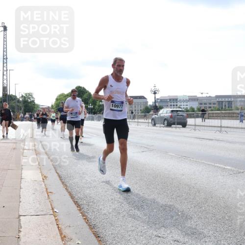 29.06.2025 - hella hamburg halbmarathon Lena Gebhardt http://msf.ph/oto/8355699 29.06.2025 10:13:54 Lombardsbrücke 11441, 10977, 1131, 1194, 1480, 1890, 2055, 2359, 2721, 2904, 2987, 4001, 4032, 4795, 4950, 4962, 5232, 5546, 5631, 5719, 6026, 6287, 6710, 6717, 6724, 7446, 7447, 7460, 7462, 7913, 8057, 8279, 8673, 9128, 9612, 9631, 9886, 10442, 10443, 10977, 11441, 11987, 12313, 12797, 12928, 12929, 12938, 13331, 13788, 13928, 15085, 15482, 15663, 15721, 15722, 15840, 16491, 17439, 17472, 17985, 18041, 18222, 18231, 18236, 18239 meine-sportfotos.de