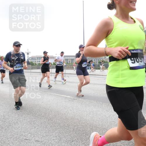 29.06.2025 - hella hamburg halbmarathon Lena Gebhardt http://msf.ph/oto/8355745 29.06.2025 10:48:04 Lombardsbrücke 4856, 17339, 16356, 1480, 909, 87, 96, 1045, 1157, 1174, 1175, 1246, 1392, 1618, 1639, 1645, 1701, 1926, 2037, 2163, 2197, 2418, 2491, 2545, 2650, 2704, 2756, 2790, 2958, 3049, 3320, 3468, 3504, 3679, 3933, 4327, 4423, 4588, 4856, 5585, 5781, 5886, 5952, 6143, 7240, 7393, 7394, 7427, 7532, 7916, 7970, 8077, 8310, 8521, 8550, 8774, 9356, 9687, 9696, 9697, 9775, 9921, 10145, 10658, 10777, 10794, 10991, 11548, 11742, 11781, 11802, 11909, 12431 meine-sportfotos.de