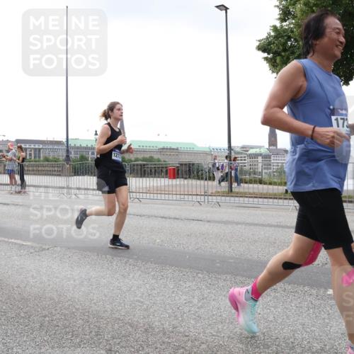 29.06.2025 - hella hamburg halbmarathon Lena Gebhardt http://msf.ph/oto/8355759 29.06.2025 10:38:59 Lombardsbrücke 0367, 14557, 1277, 173, 56, 1232, 1390, 1451, 1721, 1760, 2524, 2534, 2571, 2574, 2576, 2660, 2693, 2893, 2998, 3216, 3307, 3323, 3726, 3745, 3927, 4028, 4257, 4259, 4260, 4316, 4320, 4410, 4523, 4659, 4964, 5617, 5684, 5913, 6062, 6112, 6611, 6695, 6696, 6875, 7148, 7263, 7341, 7371, 7506, 7561, 7589, 7815, 7849, 8243, 8367, 8457, 8783, 9420, 9446, 9708, 9974, 9977, 10001, 10072, 10315, 10516, 10554, 13060 meine-sportfotos.de
