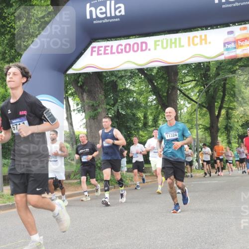 29.06.2025 - hella hamburg halbmarathon KatJ http://msf.ph/oto/8355813 29.06.2025 10:51:48 Zwischen KM18-KM19 1842, 2936, 6714 meine-sportfotos.de