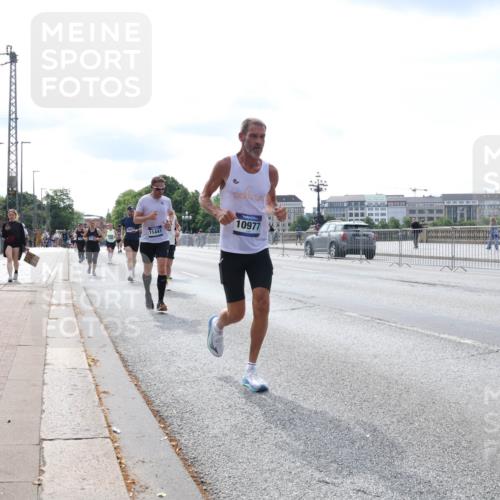 29.06.2025 - hella hamburg halbmarathon Lena Gebhardt http://msf.ph/oto/8355848 29.06.2025 10:13:54 Lombardsbrücke 11441, 10977, 1131, 1194, 1480, 1890, 2055, 2359, 2721, 2904, 2987, 4001, 4032, 4795, 4950, 4962, 5232, 5546, 5631, 5719, 6026, 6287, 6710, 6717, 6724, 7446, 7447, 7460, 7462, 7913, 8057, 8279, 8673, 9128, 9612, 9631, 9886, 10442, 10443, 10977, 11441, 11987, 12313, 12797, 12928, 12929, 12938, 13331, 13788, 13928, 15085, 15482, 15663, 15721, 15722, 15840, 16491, 17439, 17472, 17985, 18041, 18222, 18231, 18236, 18239 meine-sportfotos.de
