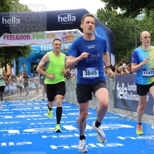 29.06.2025 - hella hamburg halbmarathon Strokosch-Dieckow http://msf.ph/oto/8355883 29.06.2025 10:30:36 Ziel 2460, 2851, 3845, 7231, 7481, 8318, 11413, 12049, 15253, 17322, 18235 meine-sportfotos.de