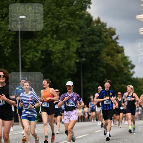 29.06.2025 - hella hamburg halbmarathon Dr. Thomas Lammeyer http://msf.ph/oto/8355898 29.06.2025 10:41:04 Kennedybrücke 1008, 1010, 1253, 1488, 1948, 1952, 2072, 2811, 3398, 3401, 3428, 3699, 3895, 4245, 5560, 5786, 5789, 5809, 6184, 6359, 7632, 7773, 8257, 8258, 8581, 8936, 8937, 9432, 9806, 9918, 10123, 10487, 10577, 10862, 10984 meine-sportfotos.de