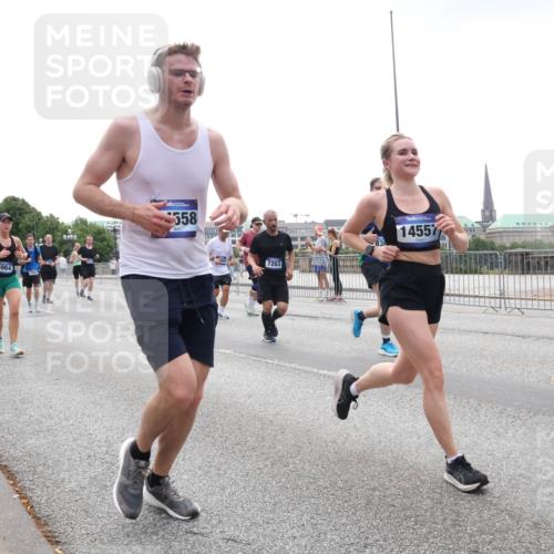 29.06.2025 - hella hamburg halbmarathon Lena Gebhardt http://msf.ph/oto/8355947 29.06.2025 10:38:59 Lombardsbrücke 34964, 558, 7263, 14557, 56, 1232, 1390, 1451, 1721, 1760, 2524, 2534, 2571, 2574, 2576, 2660, 2693, 2893, 2998, 3216, 3307, 3323, 3726, 3745, 3927, 4028, 4257, 4259, 4260, 4316, 4320, 4410, 4523, 4659, 4964, 5617, 5684, 5913, 6062, 6112, 6611, 6695, 6696, 6875, 7148, 7263, 7341, 7371, 7506, 7561, 7589, 7815, 7849, 8243, 8367, 8457, 8783, 9420, 9446, 9708, 9974, 9977, 10001, 10072, 10315, 10516, 10554, 13060 meine-sportfotos.de