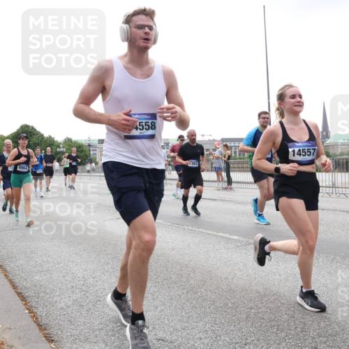 29.06.2025 - hella hamburg halbmarathon Lena Gebhardt http://msf.ph/oto/8355998 29.06.2025 10:38:59 Lombardsbrücke 3307, 139, 4964, 4558, 263, 14557, 56, 1232, 1390, 1451, 1721, 1760, 2524, 2534, 2571, 2574, 2576, 2660, 2693, 2893, 2998, 3216, 3307, 3323, 3726, 3745, 3927, 4028, 4257, 4259, 4260, 4316, 4320, 4410, 4523, 4659, 4964, 5617, 5684, 5913, 6062, 6112, 6611, 6695, 6696, 6875, 7148, 7263, 7341, 7371, 7506, 7561, 7589, 7815, 7849, 8243, 8367, 8457, 8783, 9420, 9446, 9708, 9974, 9977, 10001, 10072, 10315, 10516, 10554, 13060 meine-sportfotos.de