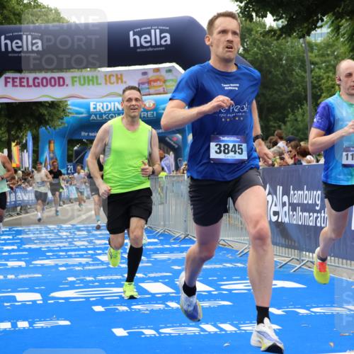 29.06.2025 - hella hamburg halbmarathon Strokosch-Dieckow http://msf.ph/oto/8356011 29.06.2025 10:30:36 Ziel 2460, 2851, 3845, 7231, 7481, 8318, 11413, 12049, 15253, 17322, 18235 meine-sportfotos.de