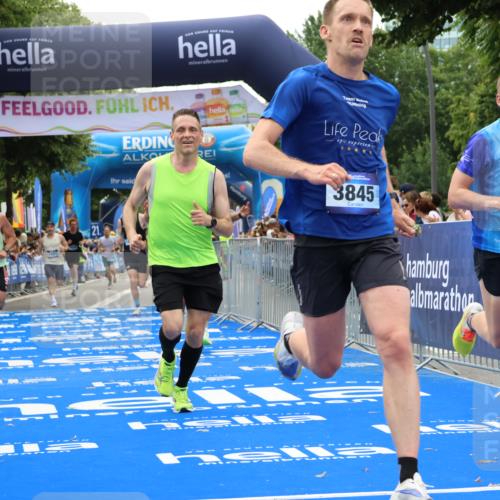 29.06.2025 - hella hamburg halbmarathon Strokosch-Dieckow http://msf.ph/oto/8356128 29.06.2025 10:30:36 Ziel 2460, 2851, 3845, 7231, 7481, 8318, 11413, 12049, 15253, 17322, 18235 meine-sportfotos.de