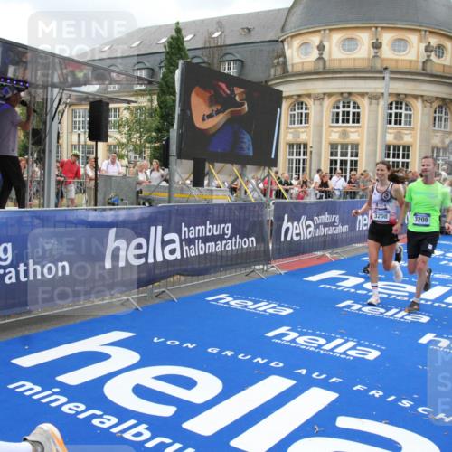 29.06.2025 - hella hamburg halbmarathon Michael Strokosch http://msf.ph/oto/8356155 29.06.2025 10:54:11 Ziel 1410, 3208, 3209, 3898, 5638, 6294, 6443, 6581, 8390, 9032, 9791, 11499, 12213, 12379, 13397, 13794, 15524, 16780, 16871 meine-sportfotos.de
