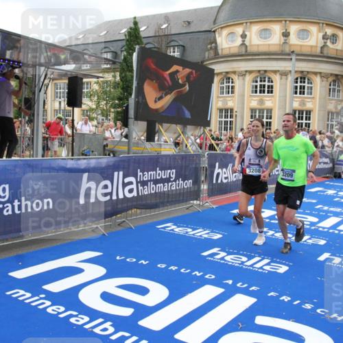 29.06.2025 - hella hamburg halbmarathon Michael Strokosch http://msf.ph/oto/8356183 29.06.2025 10:54:11 Ziel 1410, 3208, 3209, 3898, 5638, 6294, 6443, 6581, 8390, 9032, 9791, 11499, 12213, 12379, 13397, 13794, 15524, 16780, 16871 meine-sportfotos.de