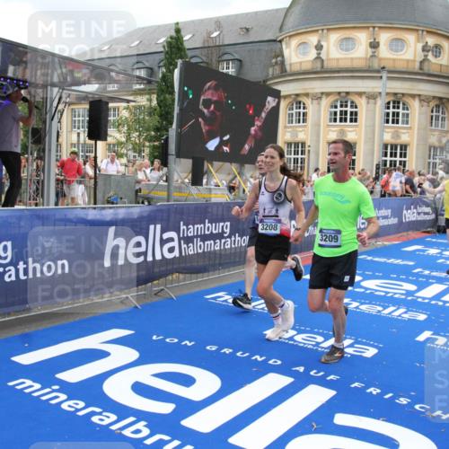 29.06.2025 - hella hamburg halbmarathon Michael Strokosch http://msf.ph/oto/8356210 29.06.2025 10:54:11 Ziel 1410, 3208, 3209, 3898, 5638, 6294, 6443, 6581, 8390, 9032, 9791, 11499, 12213, 12379, 13397, 13794, 15524, 16780, 16871 meine-sportfotos.de