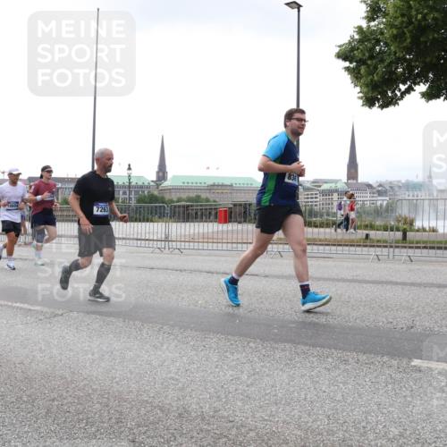 29.06.2025 - hella hamburg halbmarathon Lena Gebhardt http://msf.ph/oto/8356241 29.06.2025 10:39:00 Lombardsbrücke 7263, 836, 56, 1232, 1390, 1451, 1760, 2092, 2524, 2534, 2571, 2574, 2576, 2660, 2693, 2843, 2893, 2998, 3216, 3307, 3323, 3726, 3727, 3745, 3927, 4028, 4257, 4259, 4260, 4316, 4320, 4410, 4523, 4659, 4882, 4964, 5617, 5684, 5913, 6062, 6112, 6611, 6695, 6696, 6875, 7148, 7263, 7341, 7506, 7561, 7589, 7815, 7849, 8243, 8367, 8457, 8783, 9420, 9446, 9708, 9974, 9977, 10001, 10072, 10315, 10516, 10554, 13060 meine-sportfotos.de