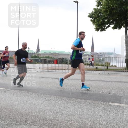 29.06.2025 - hella hamburg halbmarathon Lena Gebhardt http://msf.ph/oto/8356275 29.06.2025 10:39:01 Lombardsbrücke 7263, 56, 1232, 1390, 1451, 1760, 2092, 2524, 2534, 2571, 2574, 2576, 2660, 2693, 2843, 2893, 2998, 3216, 3307, 3323, 3726, 3727, 3745, 3927, 4028, 4257, 4259, 4260, 4316, 4320, 4410, 4523, 4659, 4882, 4964, 5913, 6062, 6112, 6611, 6695, 6696, 6875, 7148, 7263, 7341, 7506, 7589, 7815, 7849, 8243, 8367, 8457, 8783, 9420, 9446, 9708, 9974, 9977, 10001, 10072, 10315, 10516, 10554, 13060 meine-sportfotos.de