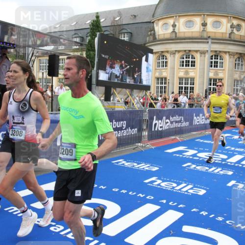 29.06.2025 - hella hamburg halbmarathon Michael Strokosch http://msf.ph/oto/8356301 29.06.2025 10:54:12 Ziel 1410, 3208, 3209, 3898, 5638, 6294, 6443, 6581, 8390, 9791, 11499, 12213, 12379, 13397, 13794, 15169, 15524, 16780, 16871 meine-sportfotos.de