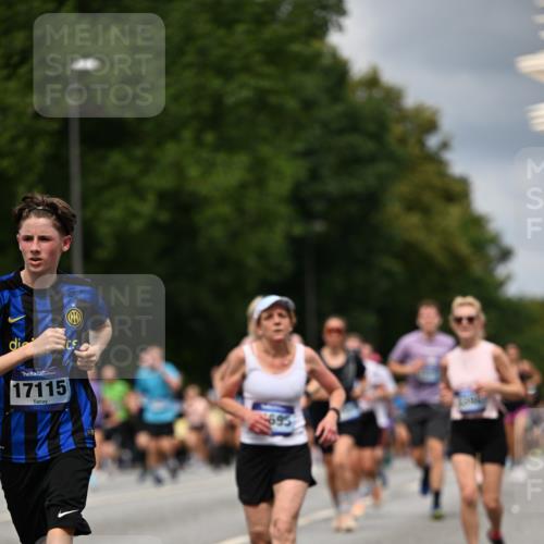 29.06.2025 - hella hamburg halbmarathon Dr. Thomas Lammeyer http://msf.ph/oto/8356304 29.06.2025 10:41:08 Kennedybrücke 1008, 1010, 1253, 1488, 1490, 1597, 1948, 1952, 2072, 2552, 2811, 3165, 3398, 3428, 3714, 3895, 5560, 5786, 5789, 5809, 6184, 6359, 6804, 7202, 7235, 7632, 7707, 7773, 7823, 8257, 8258, 8315, 8936, 8937, 9806, 9918, 10123, 10487, 10862 meine-sportfotos.de