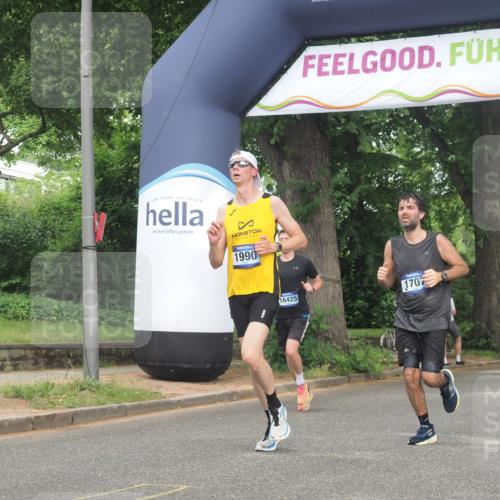 29.06.2025 - hella hamburg halbmarathon KatJ http://msf.ph/oto/8356336 29.06.2025 10:21:55 Zwischen KM18-KM19 1707, 1990, 4463, 4679 meine-sportfotos.de