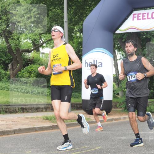 29.06.2025 - hella hamburg halbmarathon KatJ http://msf.ph/oto/8356444 29.06.2025 10:21:56 Zwischen KM18-KM19 1707, 1990, 4679 meine-sportfotos.de